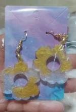 Cercei handmade galben cu alb din rășină epoxidică, model floare