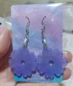 Cercei handmade mov din rășină epoxidică, model floral sclipitor