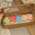 Set cadou cu 5 trandafiri parfumați în cutie kraft