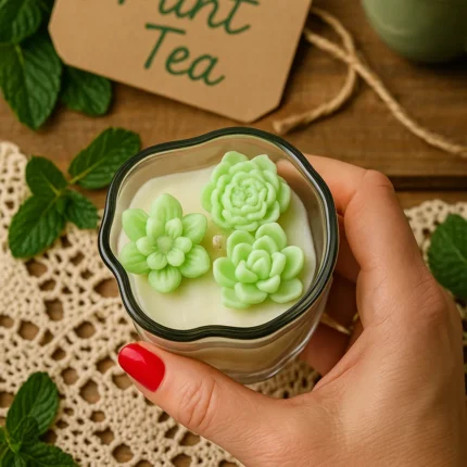 Lumânare parfumată Mint Tea în recipient de sticlă cu suculente din ceară