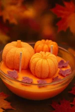 Detaliu lumânare Pumpkin Spice cu dovlecei și frunze decorative