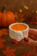Lumânare parfumată Skull Glow albă în formă de craniu