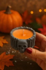 Lumânare parfumată Skull Glow gri cu recipient în formă de craniu