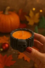 Lumânare parfumată Skull Glow neagră în formă de craniu